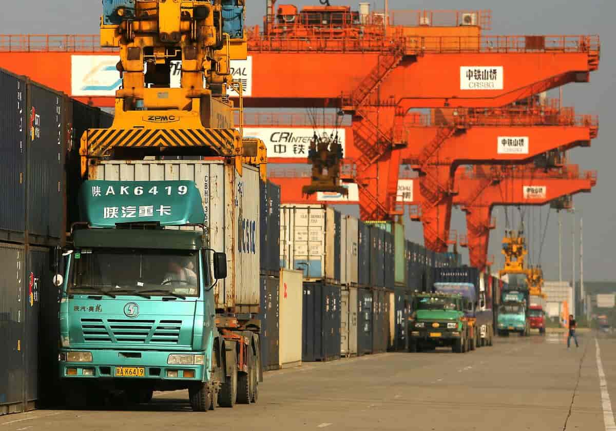 Containere bliver løft fra lastbiler til tog på den vigtige containerterminal i Xian i  2016. 