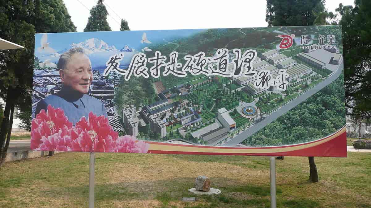 Stort reklameskilt med Deng Xiaoping i Lijiang. Billedet er taget i 2010