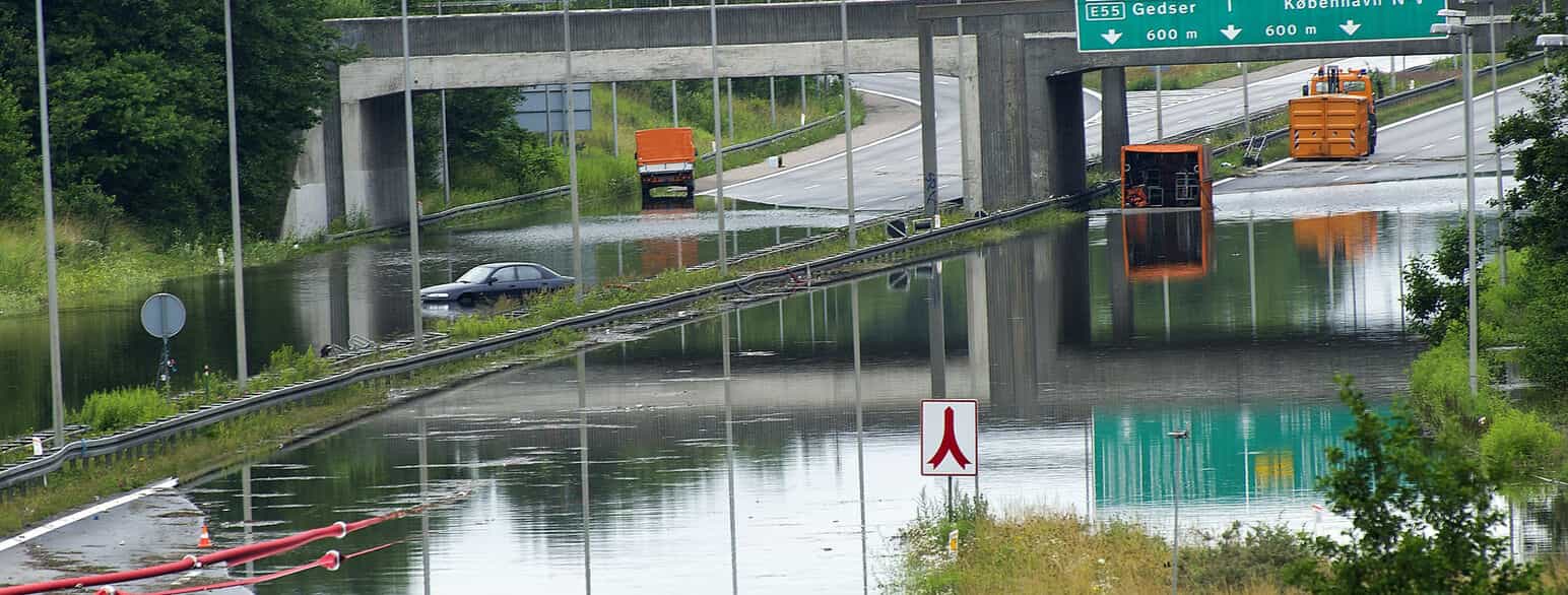 Oversvømmelse på Amagermotorvejen efter skybruddet 2. juli 2011