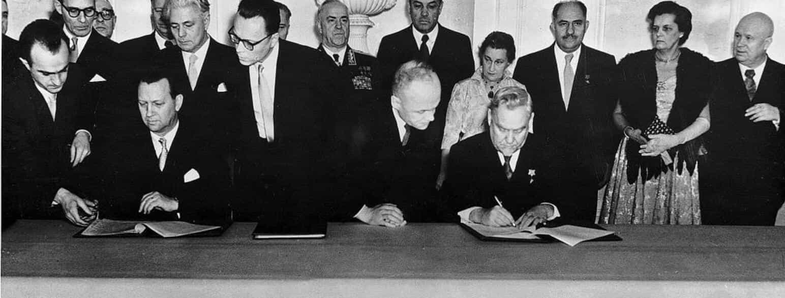 H.C. Hansen (siddende t.v.) på besøg i Sovjet hos regeringschef Bulganin i Moskva i 1956