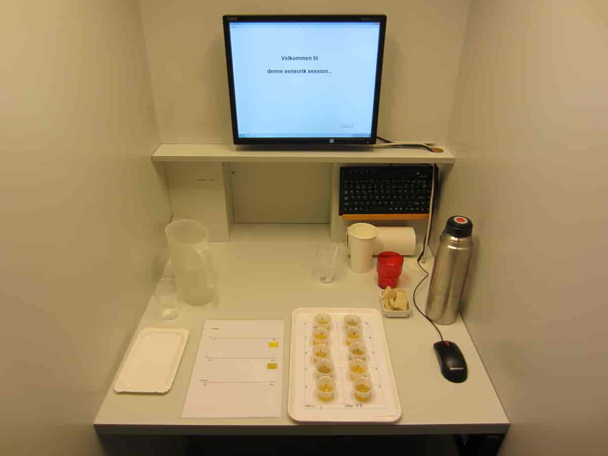 Typisk opstilling til sensorisk bedømmelse med brug af deskriptive test, her ved bedømmelse af bornholmsk rapsolie. Future Food Lab ved Institut for Fødevarevidenskab, Københavns Universitet 2015.