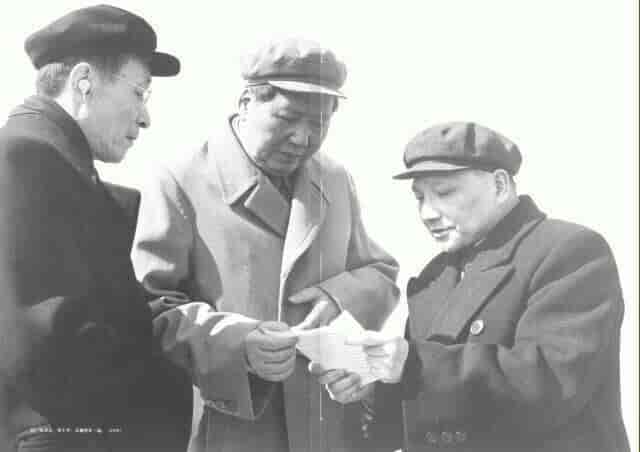 Deng Xiaoping (t.h.) og Mao Zedong (midten) i 1959