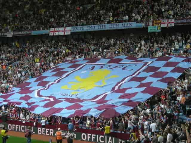 Aston Villas flag ved Holte End