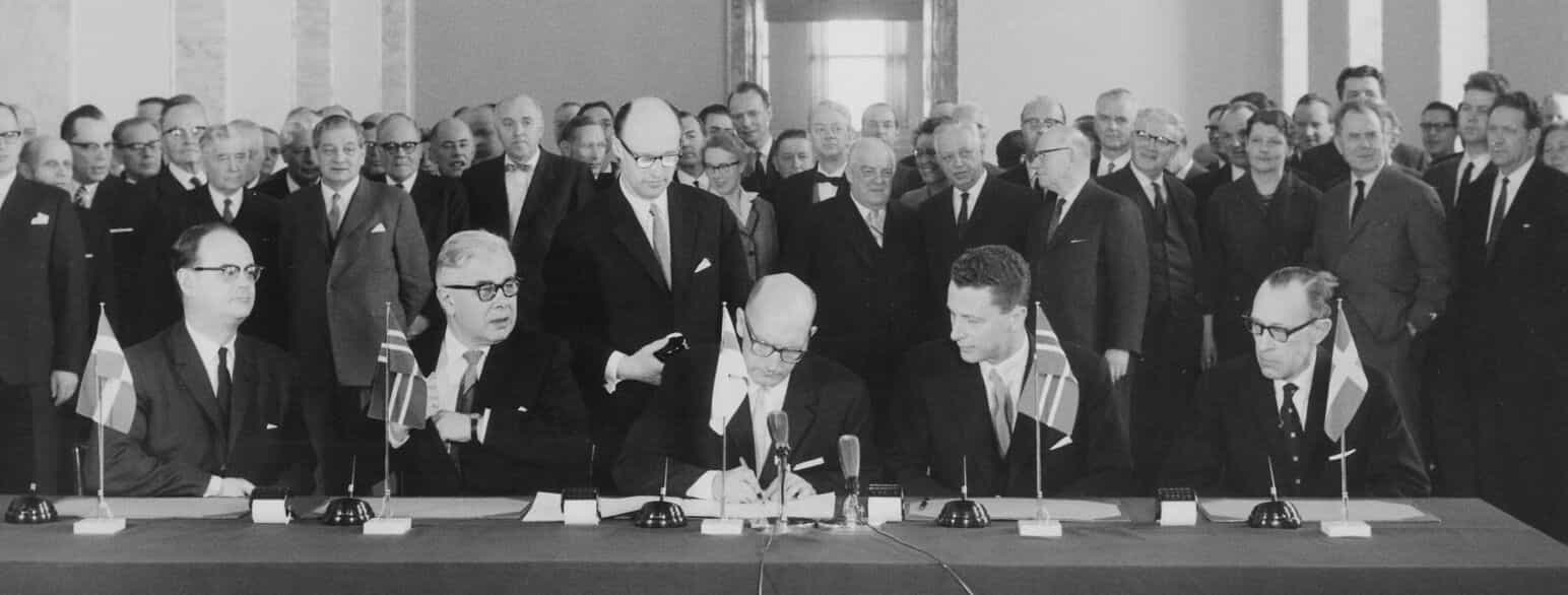 Viggo Kampmann (tv.) ved underskrivelsen af Helsingforsaftalen (Den Nordiske Samarbejdsoverenskomst) i 1962