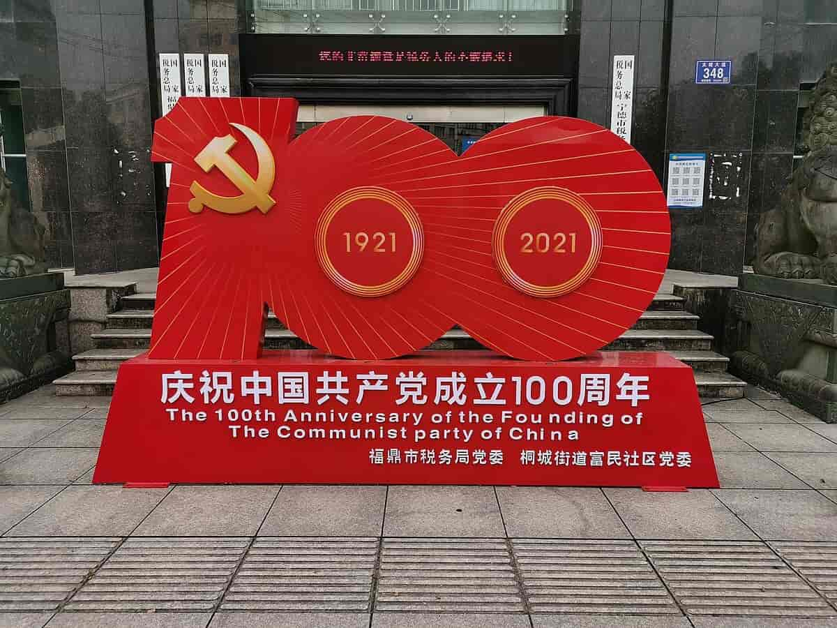 Fejring af KKP's 100 års jubilæum i 2021 uden for en offentlig bygning i Fuding