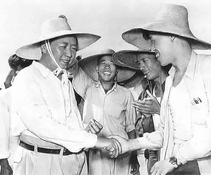 Mao Zedong hilser på arbejdere i en folkekommune i 1959