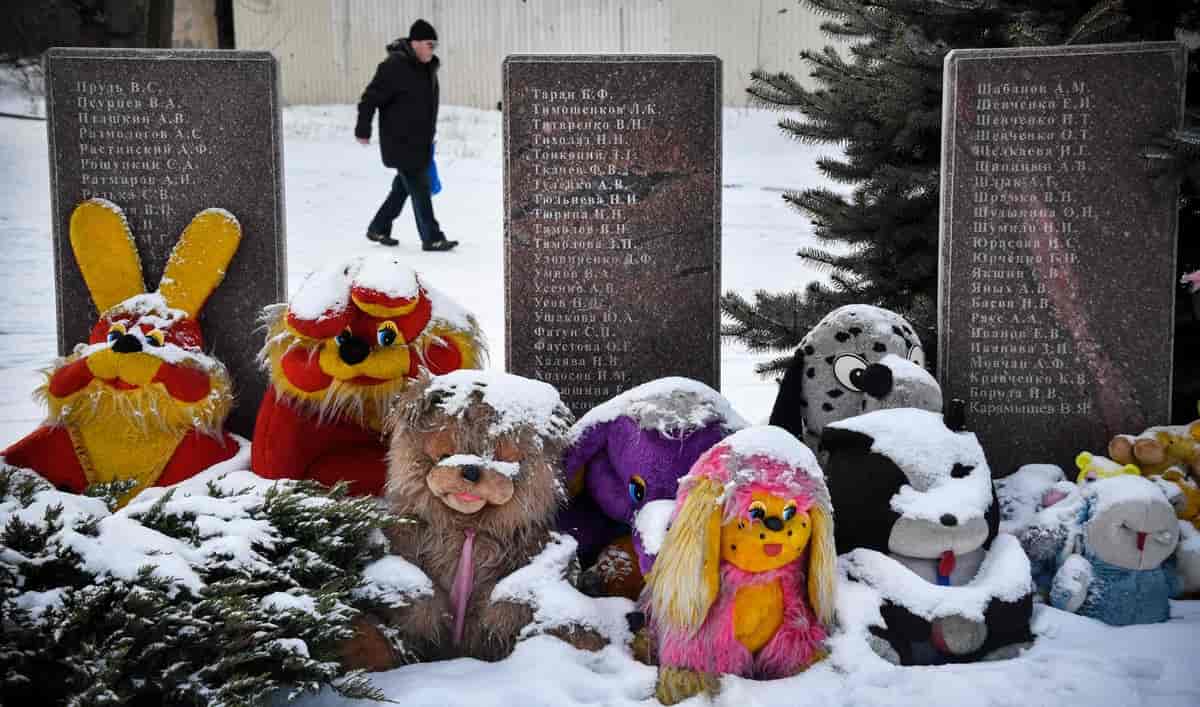 Kampene mellem russiske separatister og det ukrainske militær har siden 2014 haft mange også civile ofre. Her mindesten i Donetsk for dræbte i årene 2014-16. 