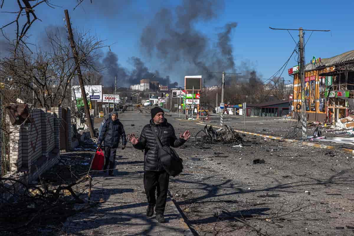 Den 24. februar 2022 begyndte en omfattende russisk invasion af Ukraine. Her flygtende lokale nær Irpin i Kyiv-regionen.