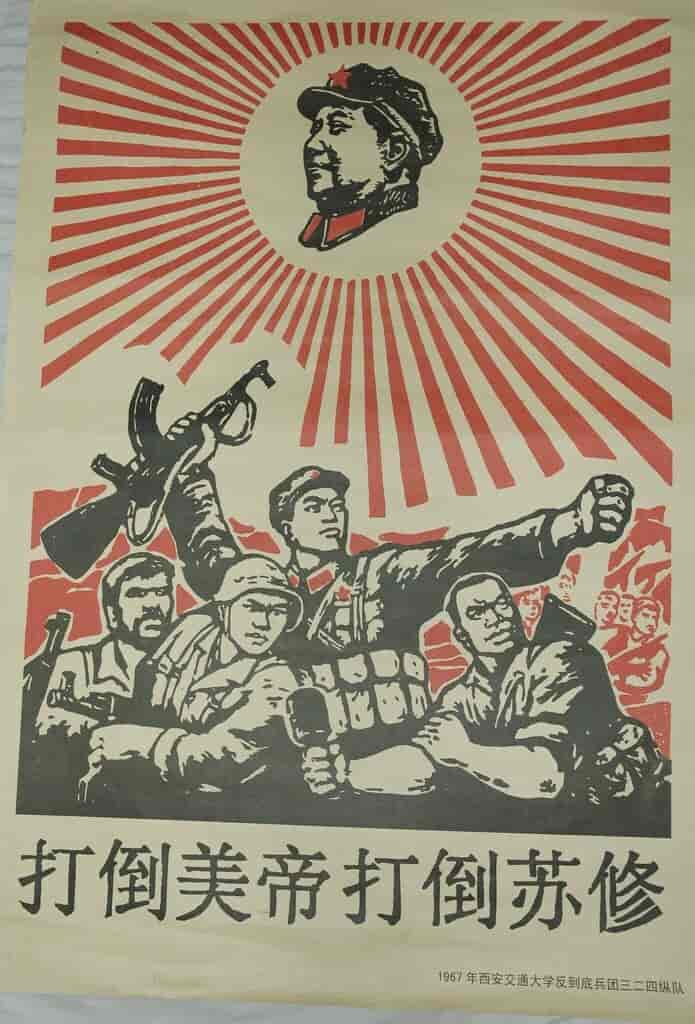 På plakaten står: "Ned med den amerikanske imperialisme. Ned med den sovjetiske revisionisme."