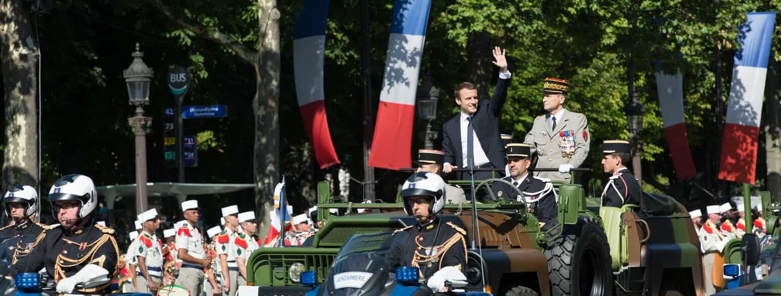 Præsident Emmanuel Macron deltager i militærparade den 14. juli 2017.
