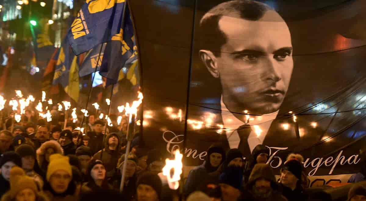 Den omstridte højreradikale politiker Stepan Bandara hyldes med et fakkeltog på sin fødselsdag. Her i Kyiv d. 1. januar 2020 og dermed 111 år efter han blev født.