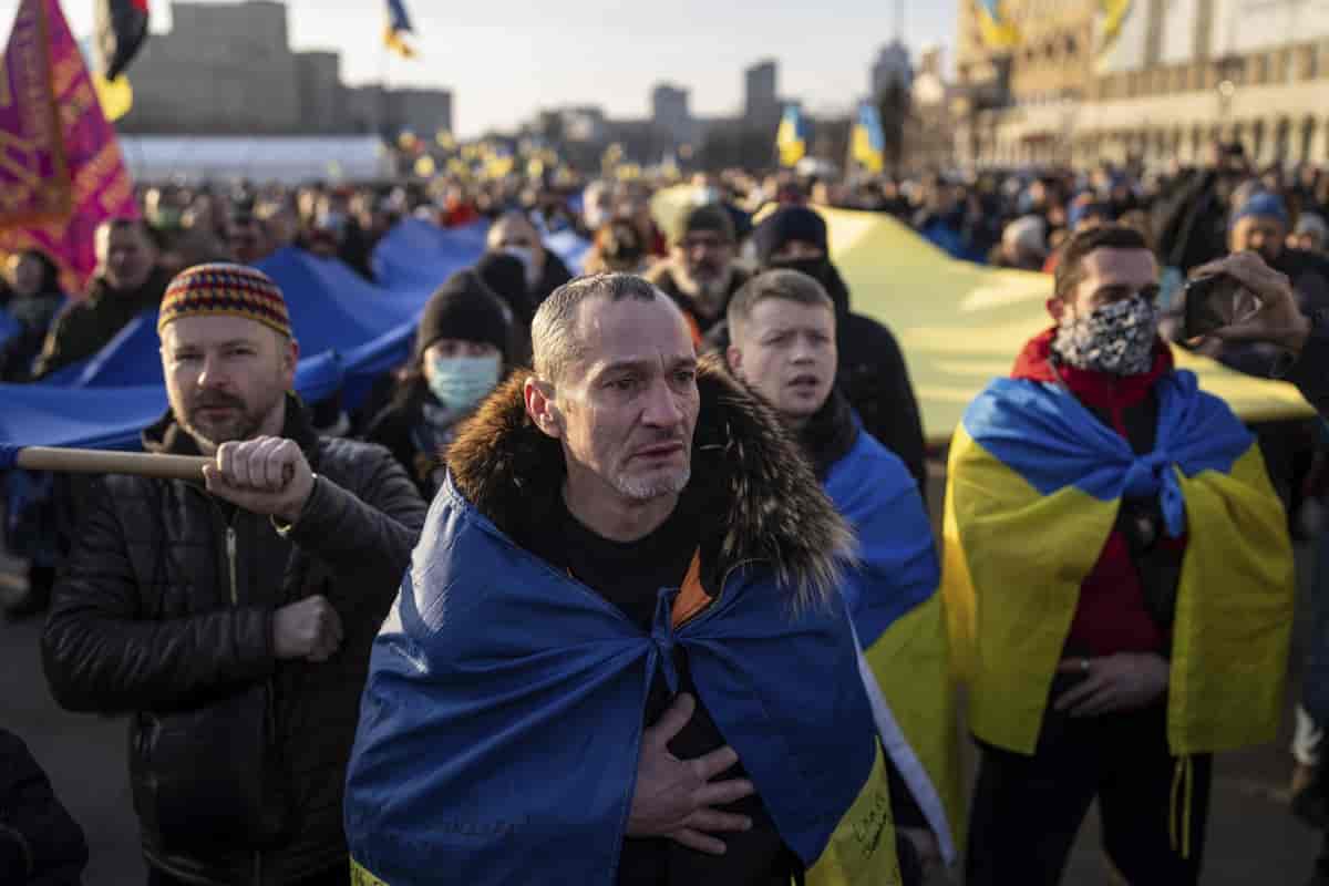 Nationalsangen synges under en demonstration i Kharkiv den 5. februar 2022, da der var voksende frygt for den russiske invasion, der blev en realitet den 24. februar.   