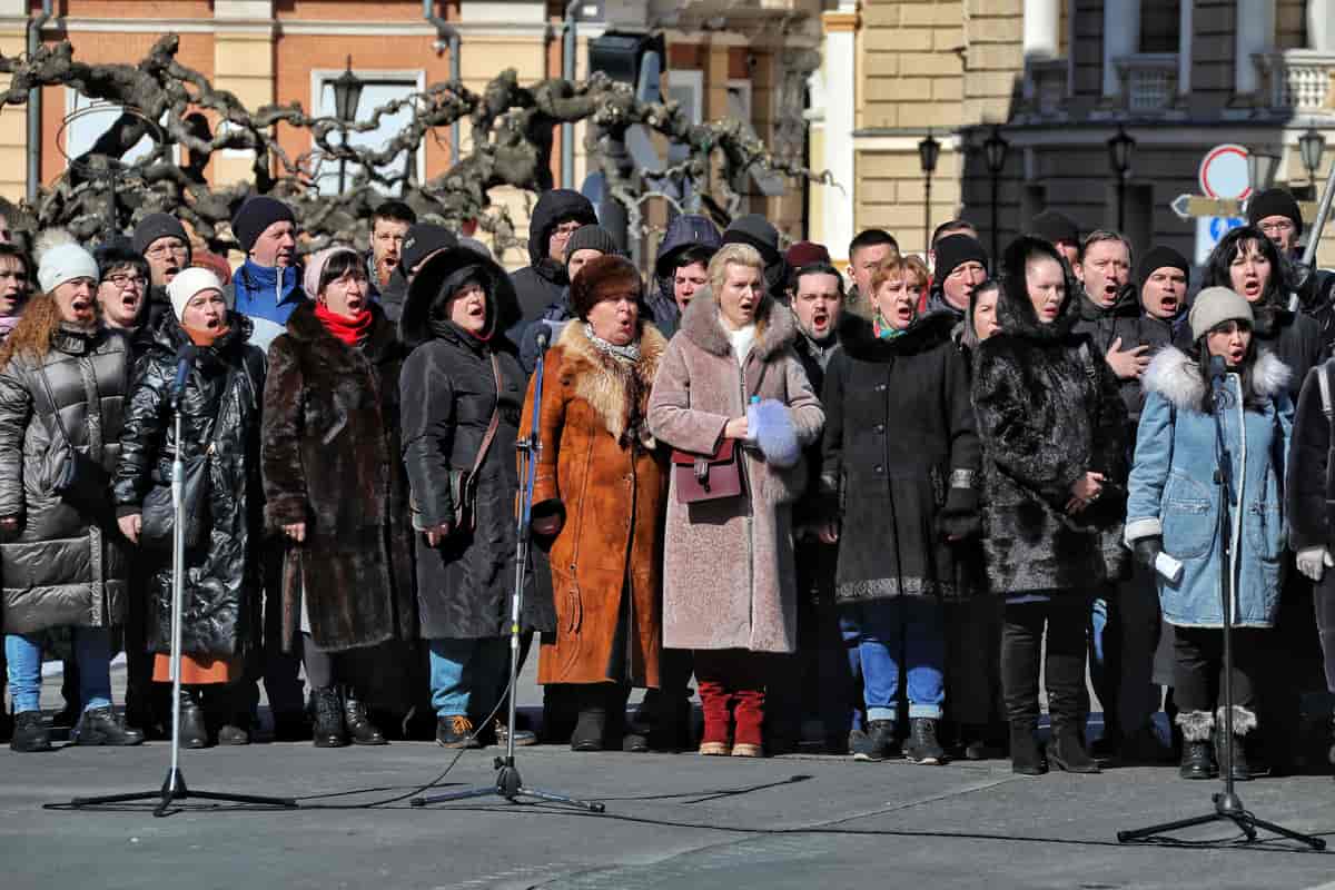 Under en friluftskoncert på en plads i Odessa (ukrainsk: Odesa) den 12. marts 2022, synger sangere fra byens teater og ballet den ukrainske nationalsang. Hele koncerten var en demonstration mod krigen og den russiske invasion.   