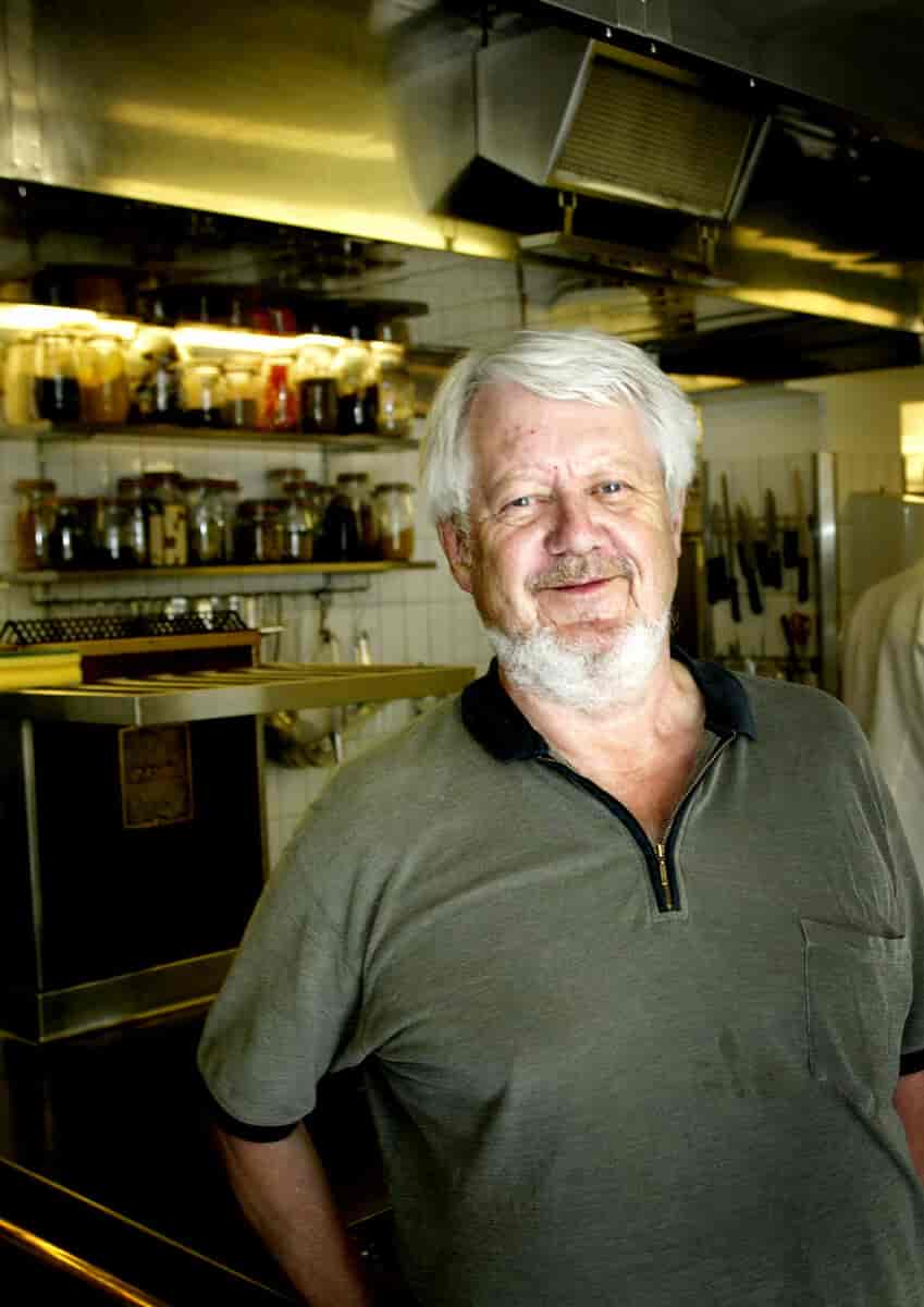 Professor Thorvald Pedersen i køkkenet i 2004.