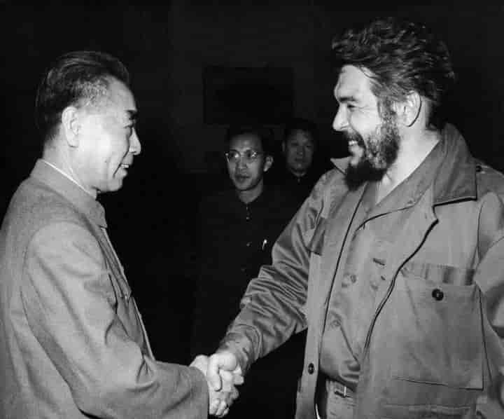 Zhou Enlai hilser på Ernesto 'Che' Guevara i 1966