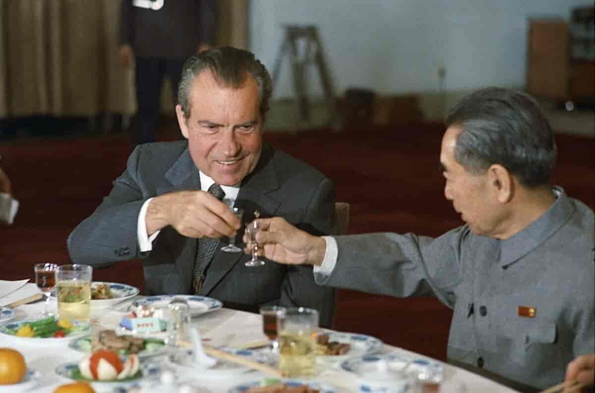Den amerikanske præsident Richard Nixon og Zhou Enlai skåler under førstnævntes besøg i Beijing i 1972