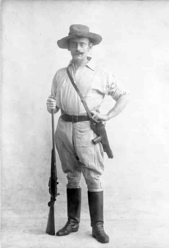 Portræt af Carl Peters med gevær og pistol, ca. 1895