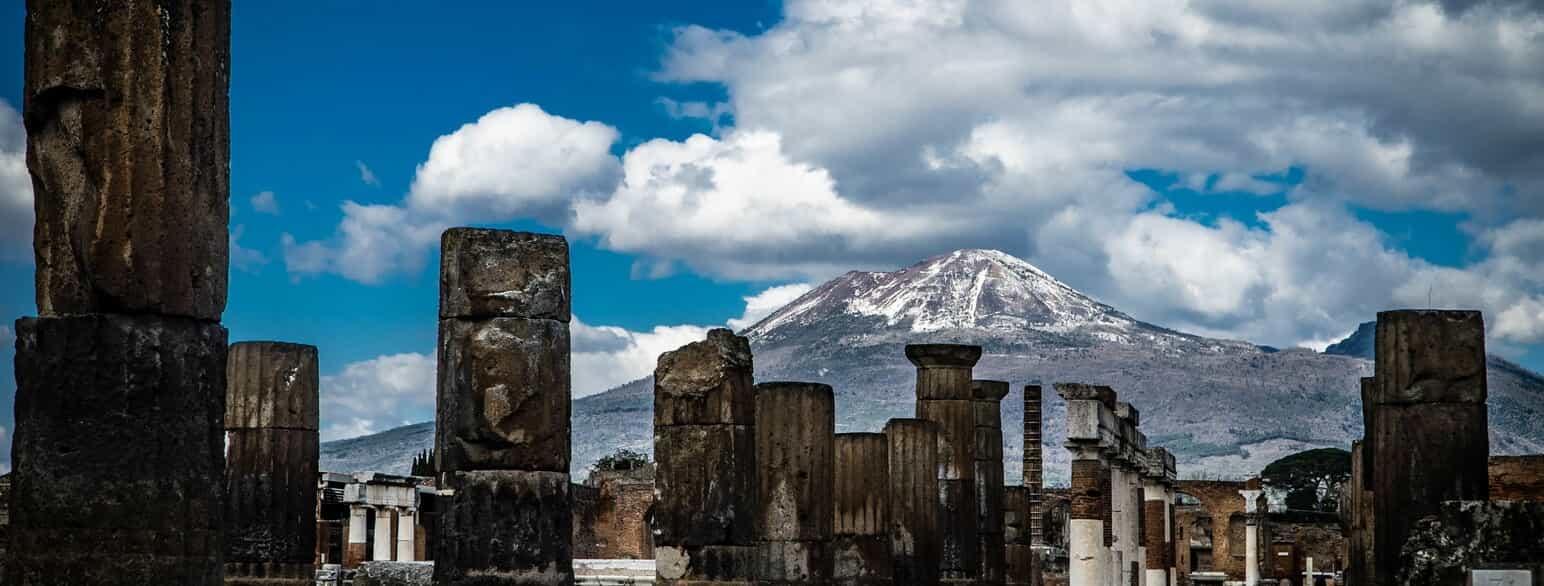 Vesuvs snedækkede top set fra ruinerne af byen Pompeji.