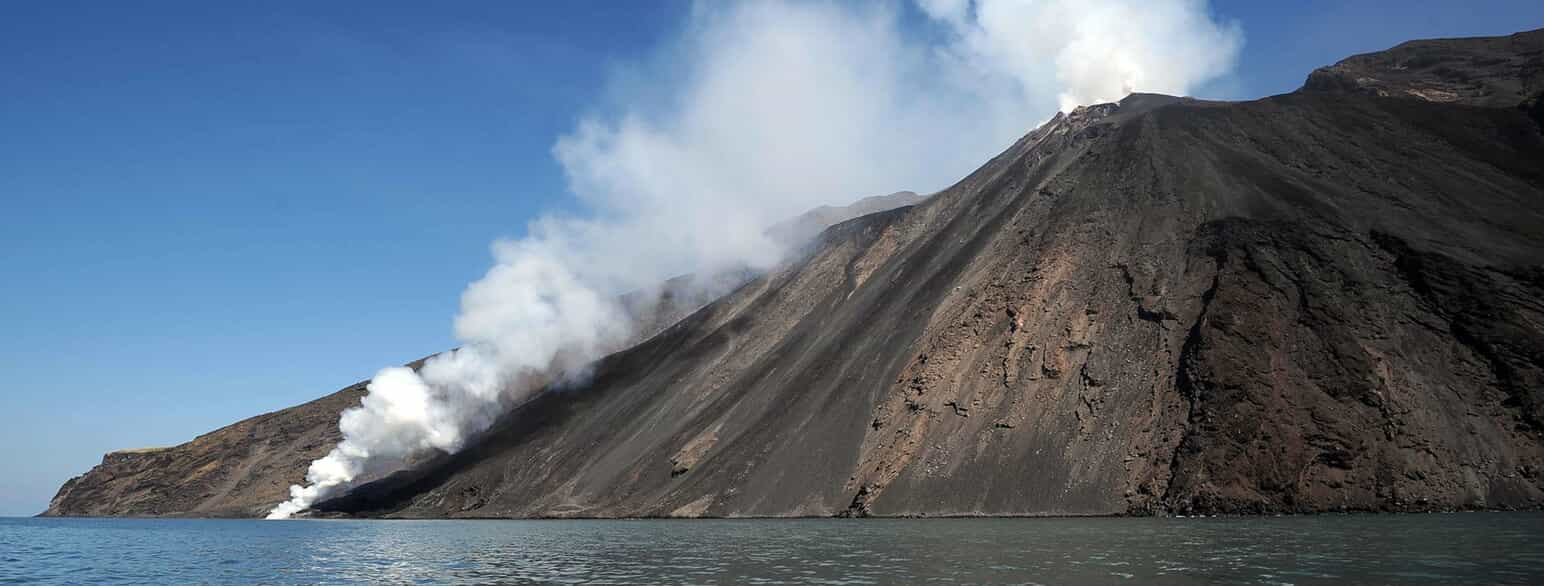 Damp stiger op på kysten af Stromboli, hvor lava flyder ud i havet. D. 9. august 2014.