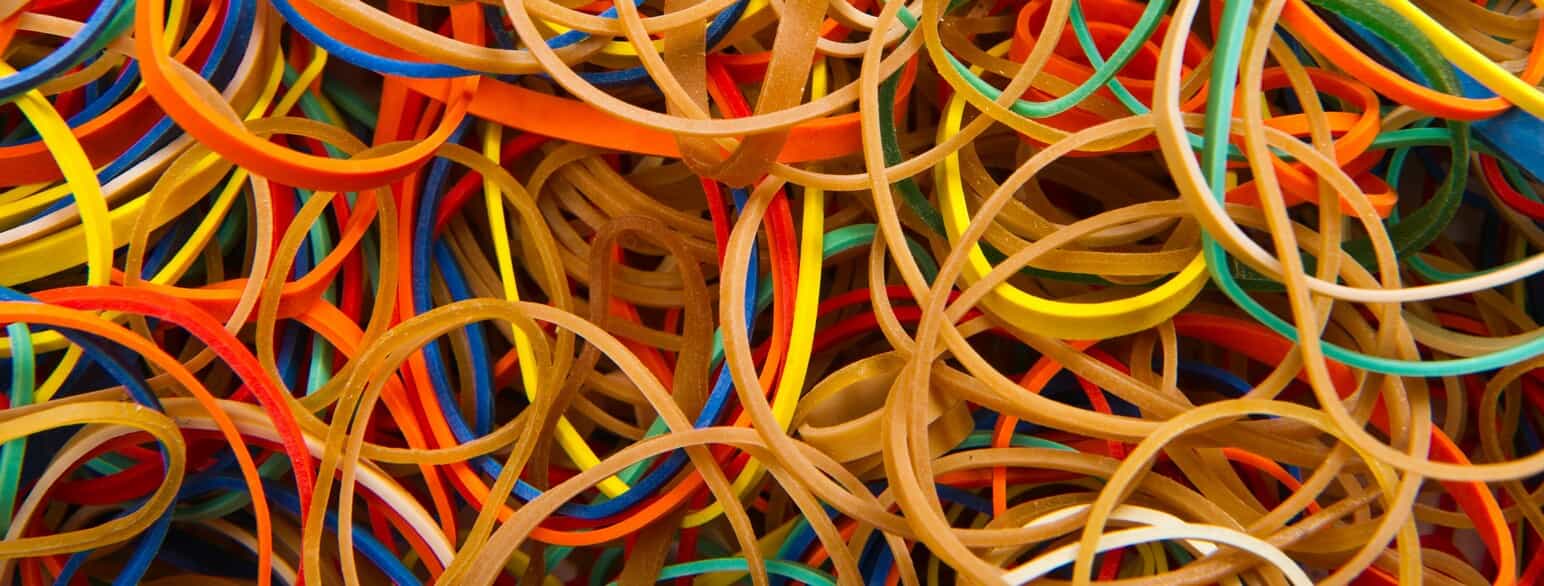 Nærbillede af elastikker i forskellige farver. 2011.