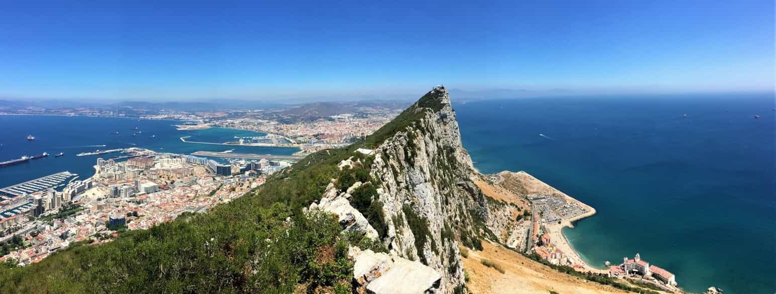 Udsigt fra toppen af Gibraltar mod Spanien i nord. På vestkysten ses Gibraltar by og østpå Catalan Bay