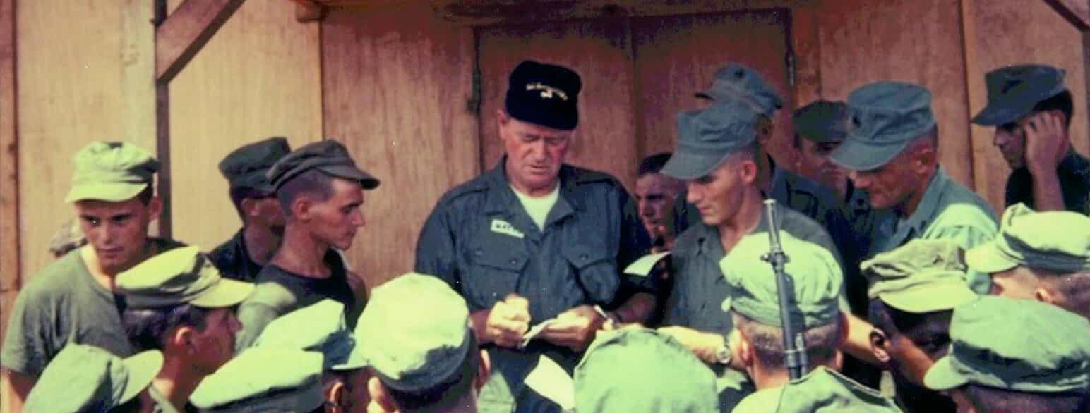 John Wayne skriver autografer til marinesoldater i 1966.