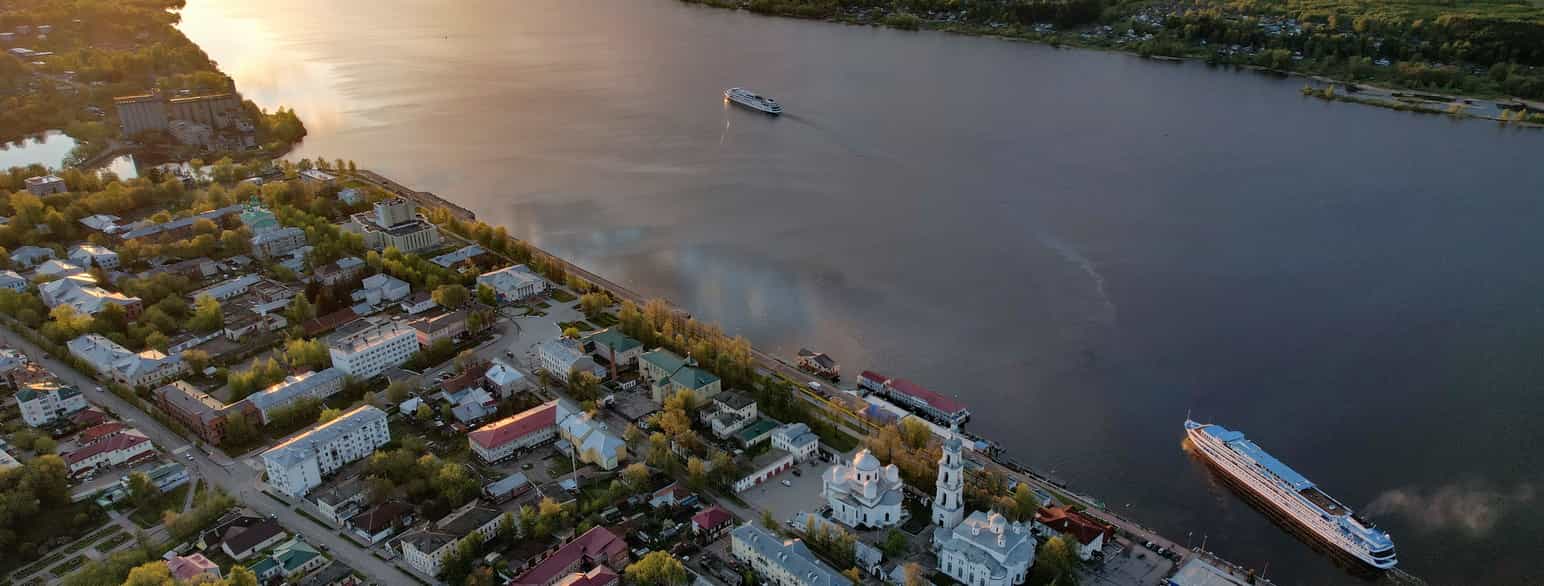 Volga ved byen Kineshma i maj 2022.