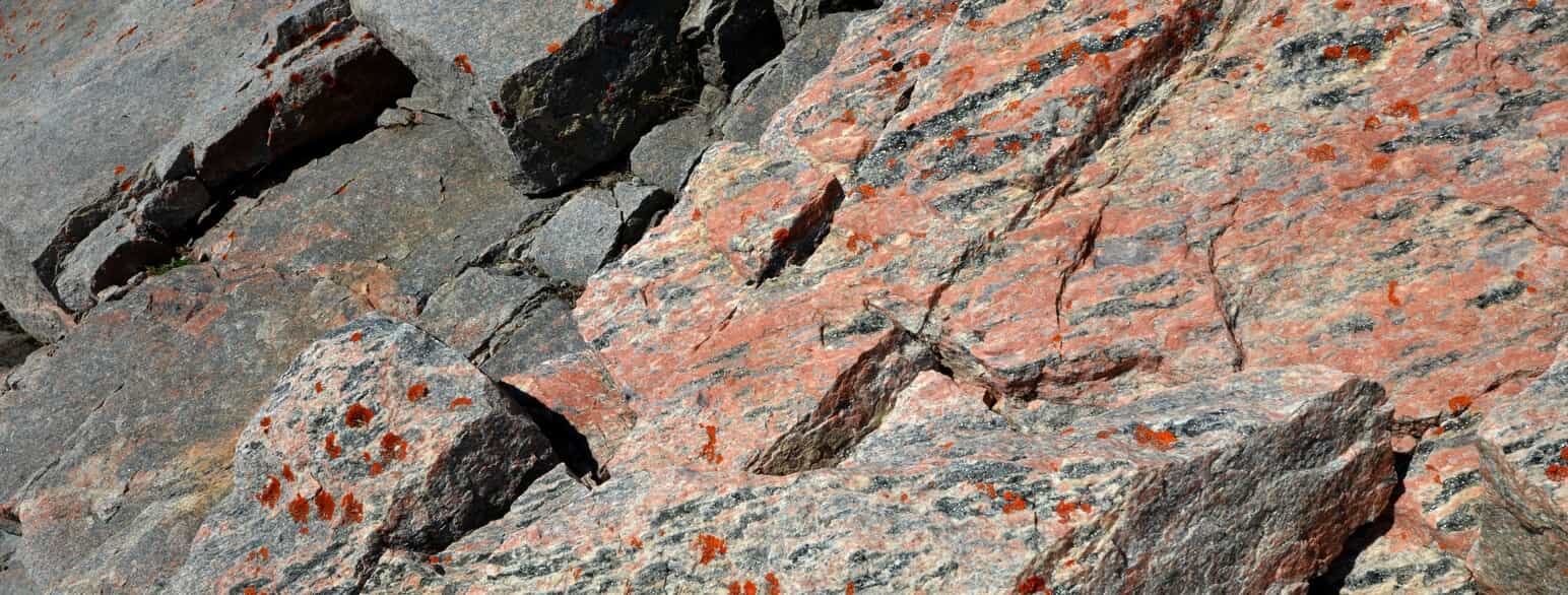 Klipper af granit ved isfjorden Kangia, Ilulissat, Grønland.