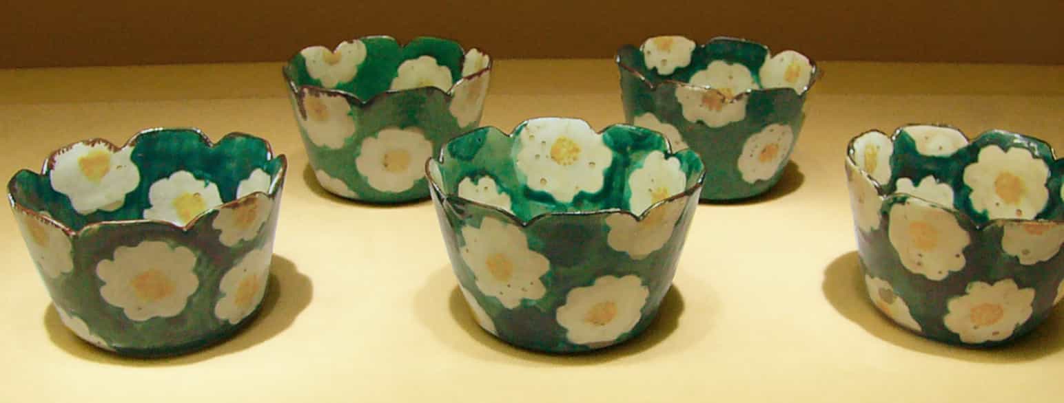 Fem små glaserede skåle af Kenzan (1663-1743) på Museet for Orientalsk Keramik i Osaka.