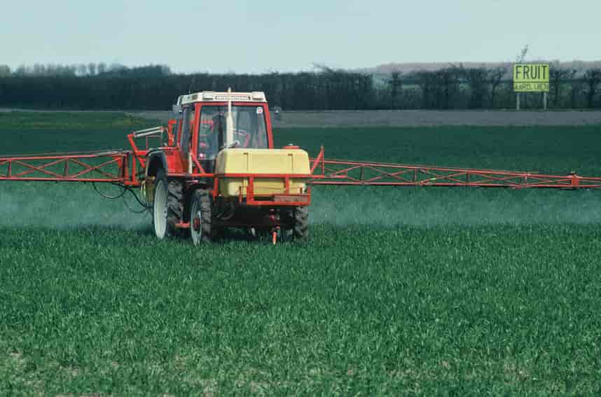 Eksternaliteter som forurening med pesticider i grundvandet har været et stigende problem ved landbrusproduktionen i EU