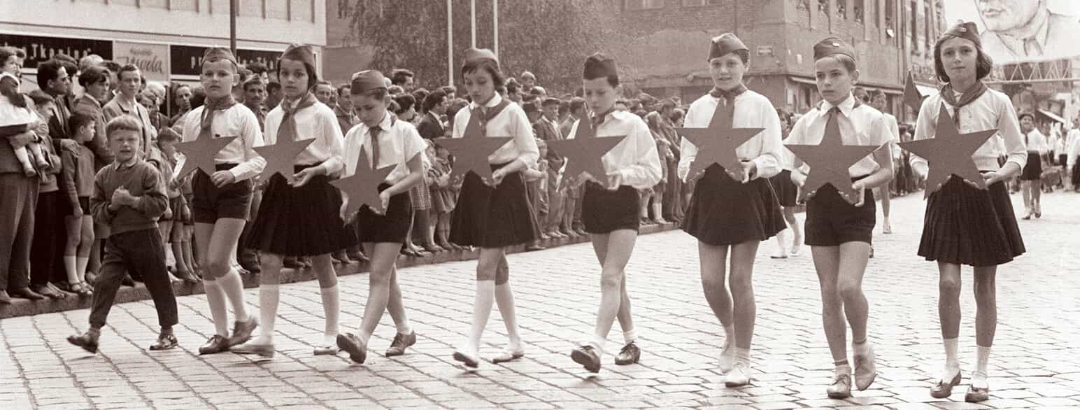 Ungpionerer går i procession på "Ungdommens dag" i Maribor (nu i Slovenien) i 1961.