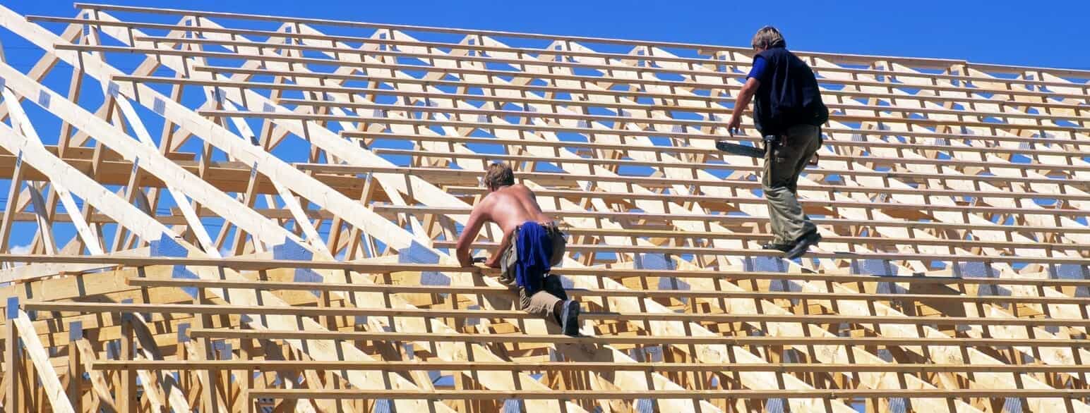 Tømrere bygger tagkonstruktion, Danmark i 2020.