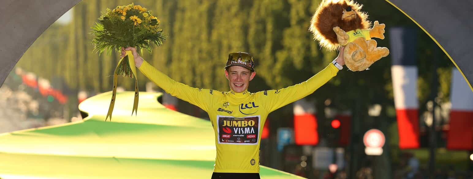 Jonas Vingegaard hyldes som vinder af Tour de France i 2022