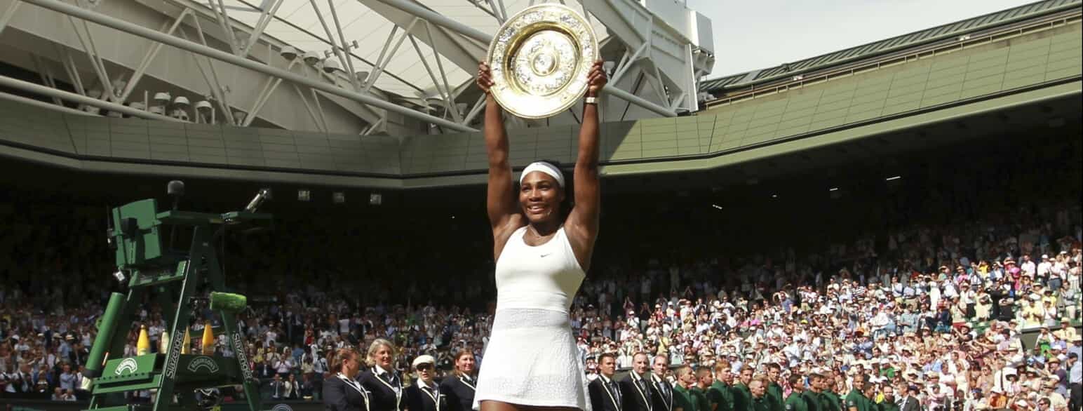 Serena Williams løfter Wimbledon-trofæet efter at have vundet finalen i damesingle i 2015
