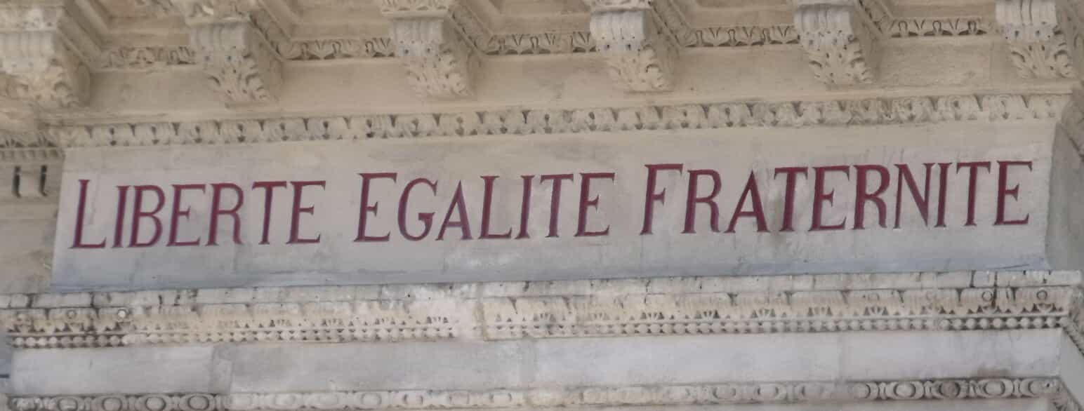 "Liberté, égalité, fraternité" ("frihed, lighed, broderskab") indgraveret i facaden på rådhuset i Avignon.