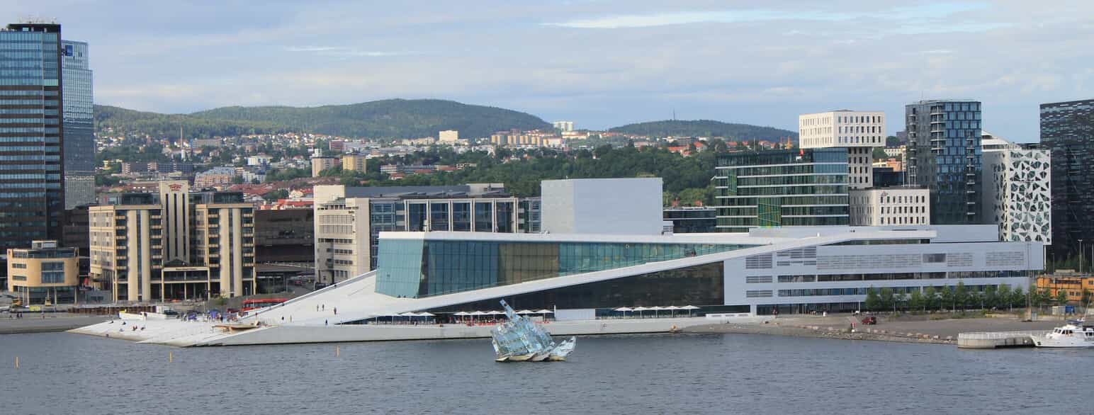 Operahuset og til højre Barcode-byggeriet ligger ud til Oslo havn.