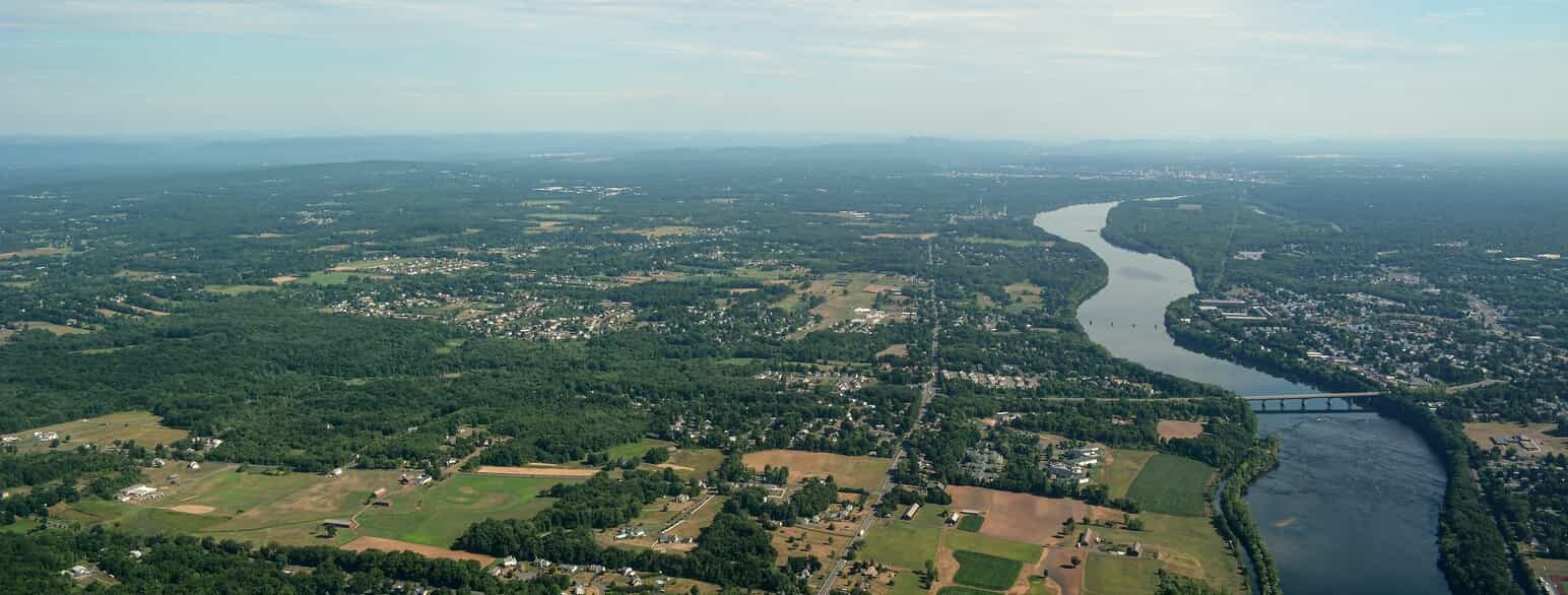 Connecticut River med Suffield til venstre og Thompsonville til højre