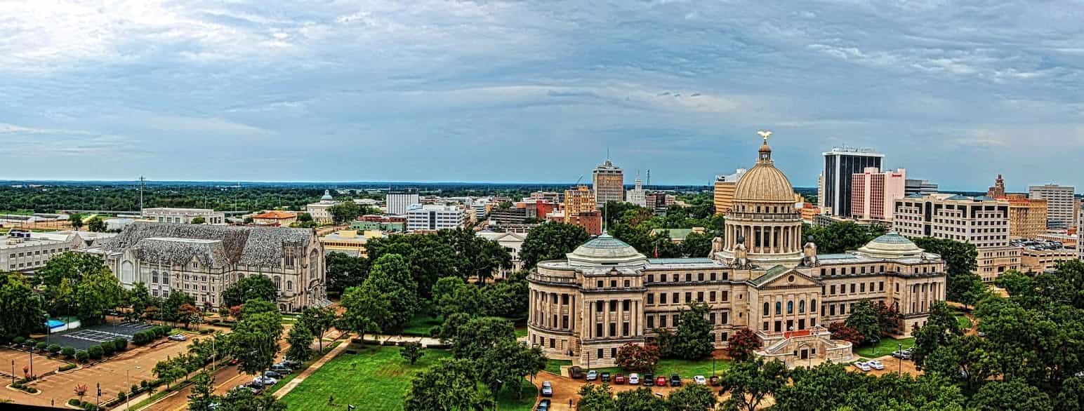 Hovedstaden Jacksons centrum med Mississippi State Capitol i forgrunden