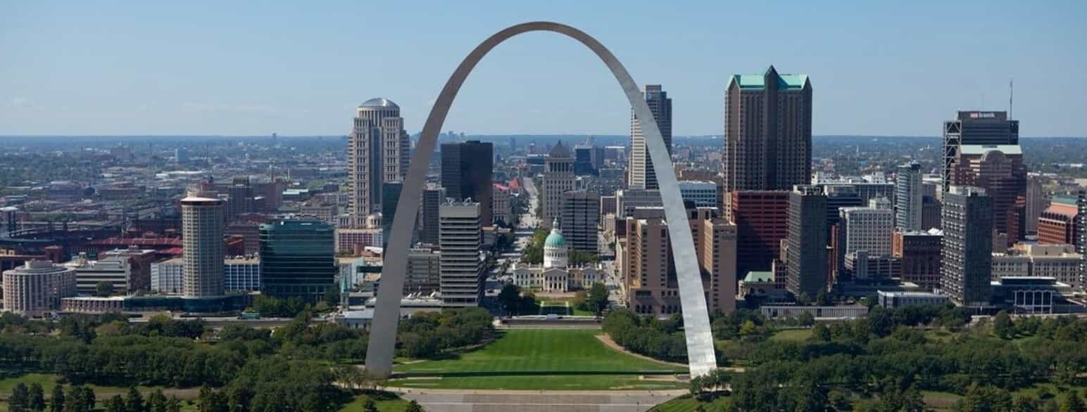 Storbyen St. Louis med The Gateway Arch i forgrunden 