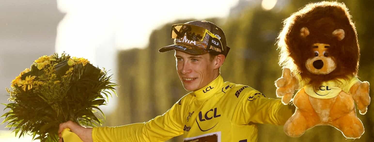 Jonas Vingegaard fejrer sejren i Tour de France 2022 på podiet i Paris