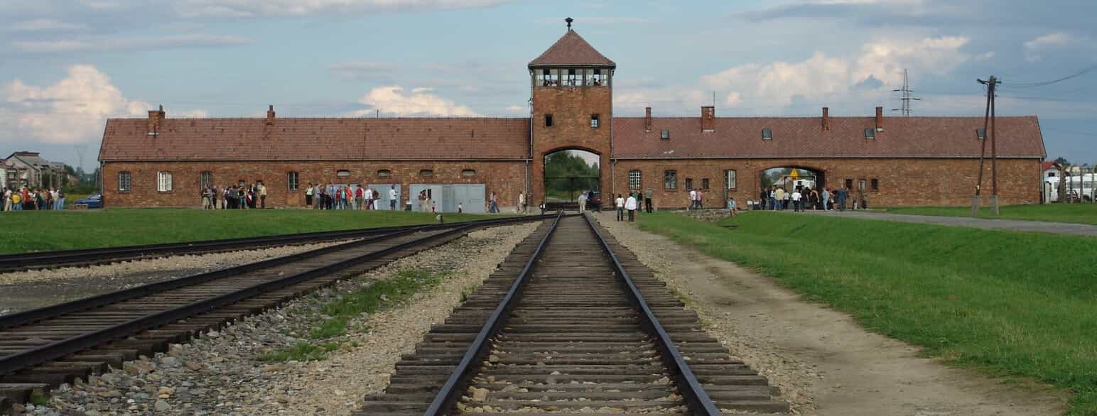 Hovedindgangen til Auschwitz II (Birkenau)