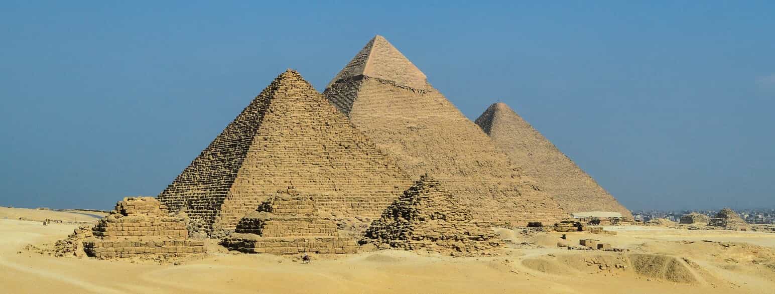 Pyramiderne i Giza. Chephrenpyramiden i midten forekommer at være den største, da den er bygget på et lidt højere plateau.