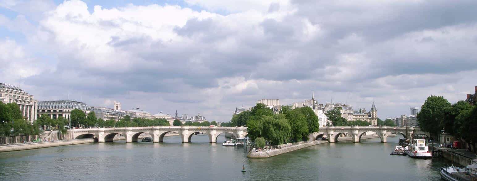 I Paris krydser Point Neuf Seinen og forbinder øen Île de la Cité med både venstre og højre bred. 2007.