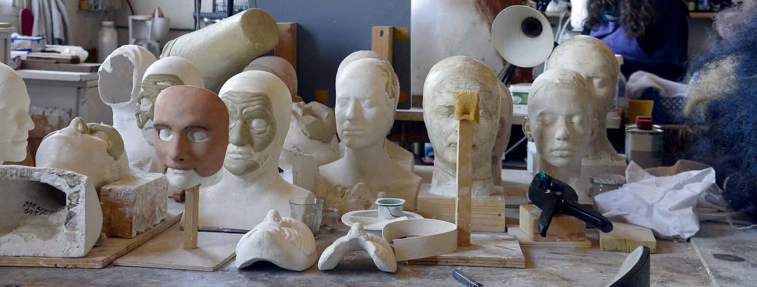 Maskemageren Erhard Stiefels atelier i Cartoucherie de Vincennes, Paris.