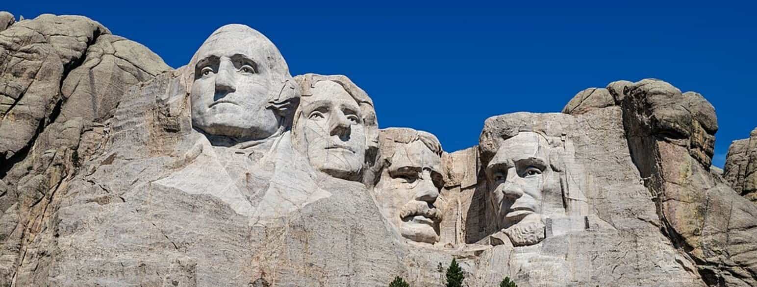 Mount Rushmore-monumentet, der påbegyndtes i 1927, og stod færdig i 1941, afbilleder præsidenterne George Washington (1732–1799), Thomas Jefferson (1743–1826), Theodore Roosevelt (1858–1919) og Abraham Lincoln (1809–1865)