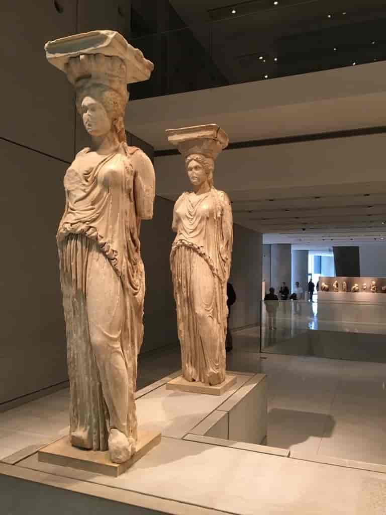 Originale karyatider udstillet på Akropolis Museum i Athen