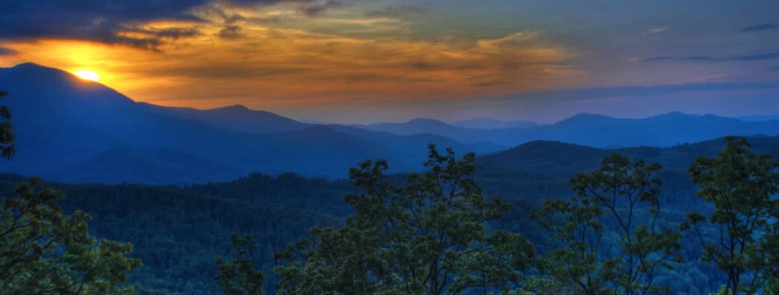 Blue Ridge Mountains. De tætte egeskove afgiver en dis af isopren, der på afstand giver landskabet sin karakteristiske blå farve