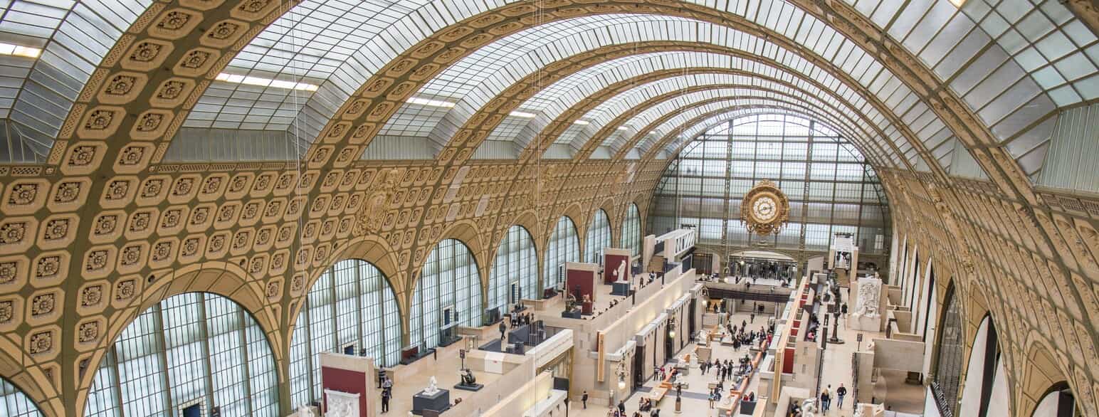 Musée d'Orsays store udstillingshal, som med buer og ur afspejler at bygningen indtil 1969 rummede en banegård. Foto: 2018.