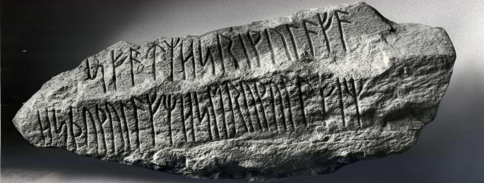 Runesten med indskriften 'Efter HariwulfR (Hærulv), skrev HaþuwulfR (Hådulv), HaeruwulfR's (Hjorulvs) ætling, disse runer.' Stenen hedder Istaby-stenen; den oprindelige plads er ukendt.