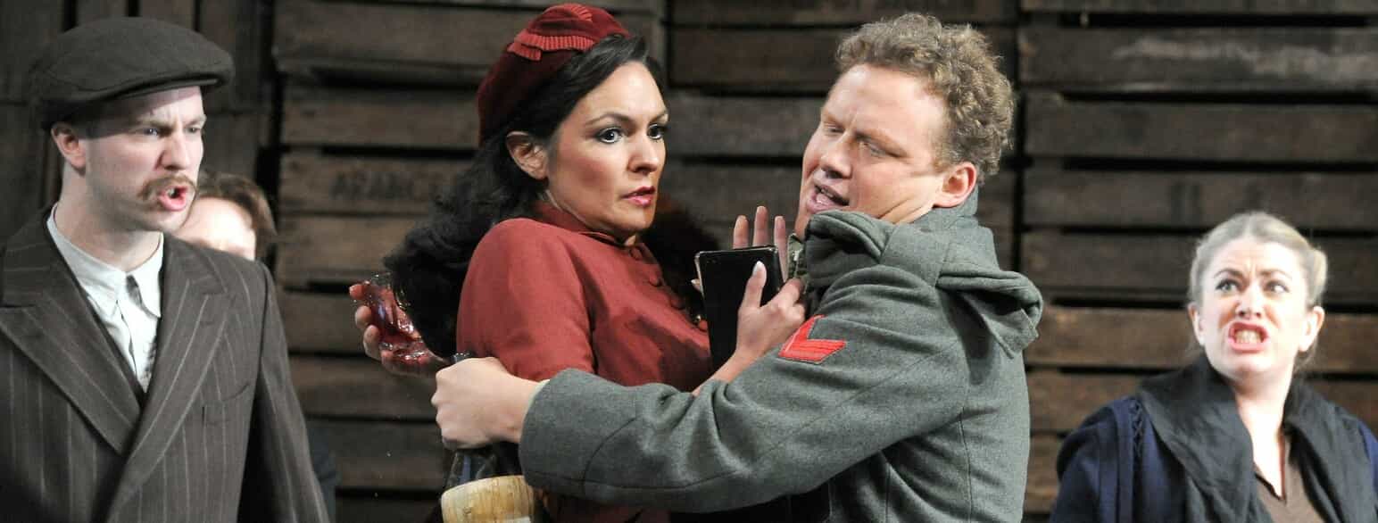 Cavalleria Rusticana med Hannah Pedley som Lola, Peter Auty som Turiddu, Holland Park Opera, London, 2013.